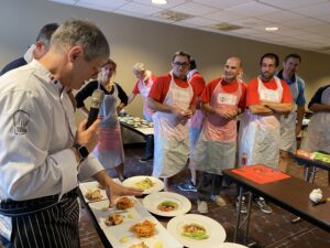 salariés attentifs pour refaire le geste culinaire à la maison